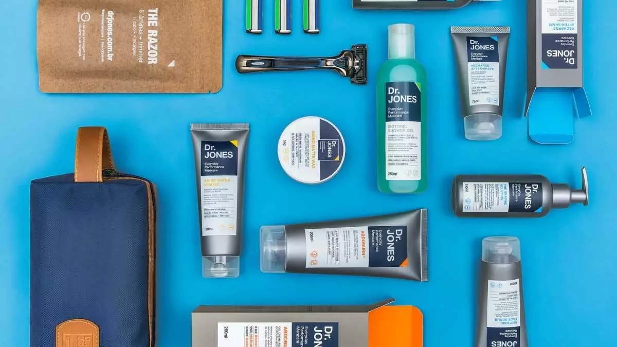 Produtos de higiene e beleza da marca Dr Jones com fundo azul