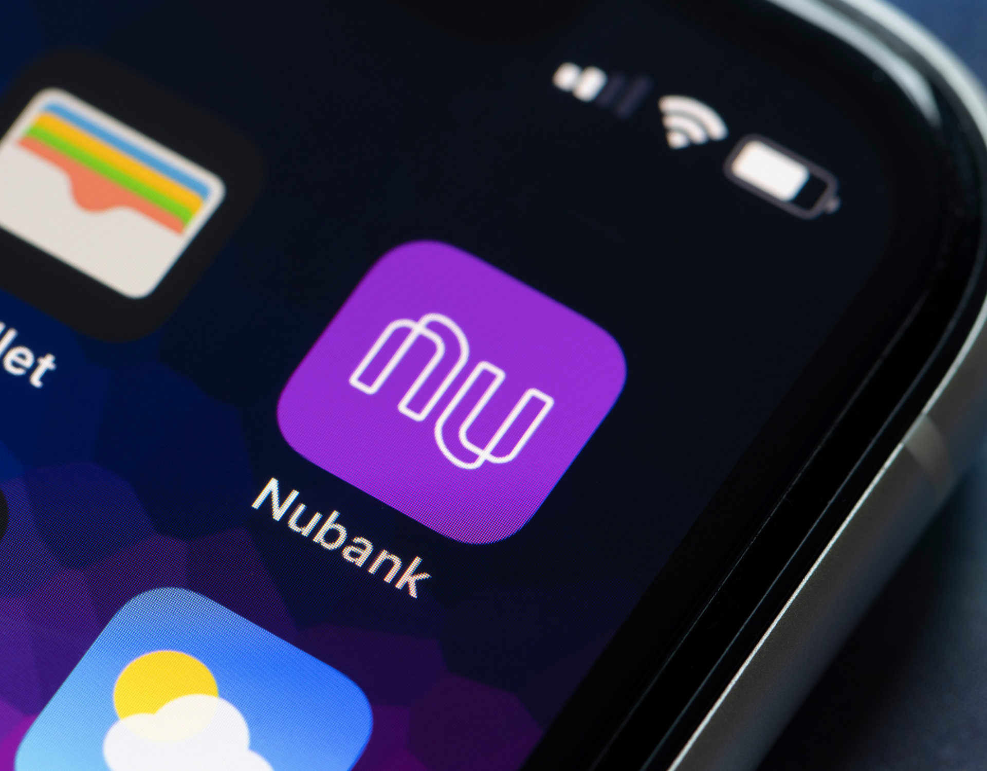 Downloads de apps financeiros crescem em outubro; C6 avança e cola no Nubank