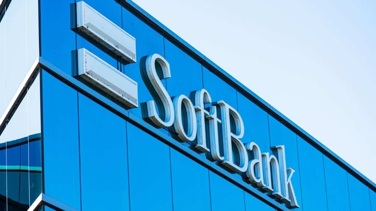 Fachada espelhada do edifício com escrito SoftBank - Startups