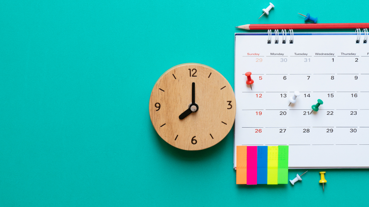Relógio e calendário na parede com marcadores. Dayway | Startups