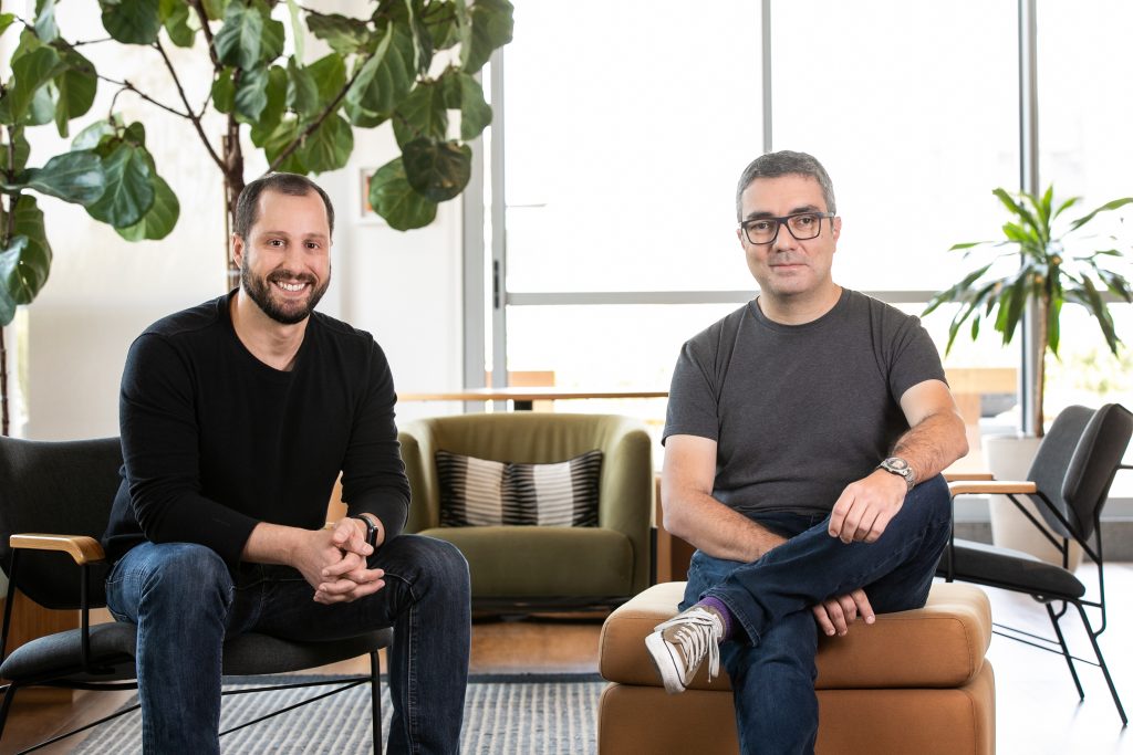 Foto com Gabriel Braga e André Penha, cofundadores do QuintoAndar. Startups