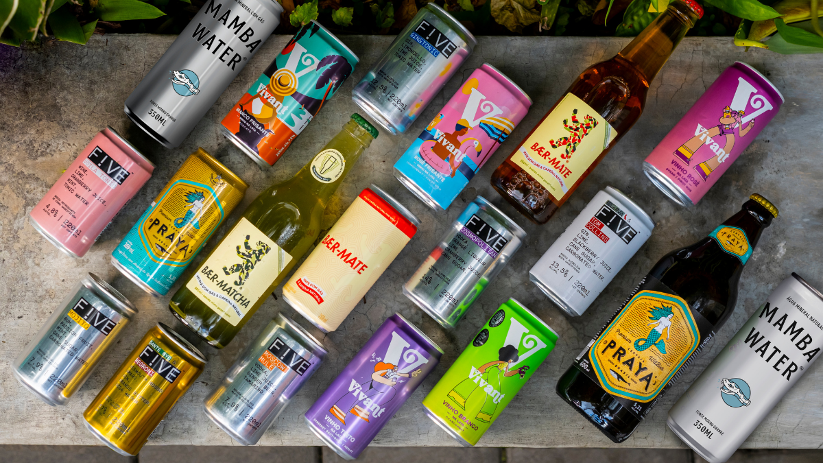 Diversas latas e garrafas das marcas de bebidas Better Drinks. Startups