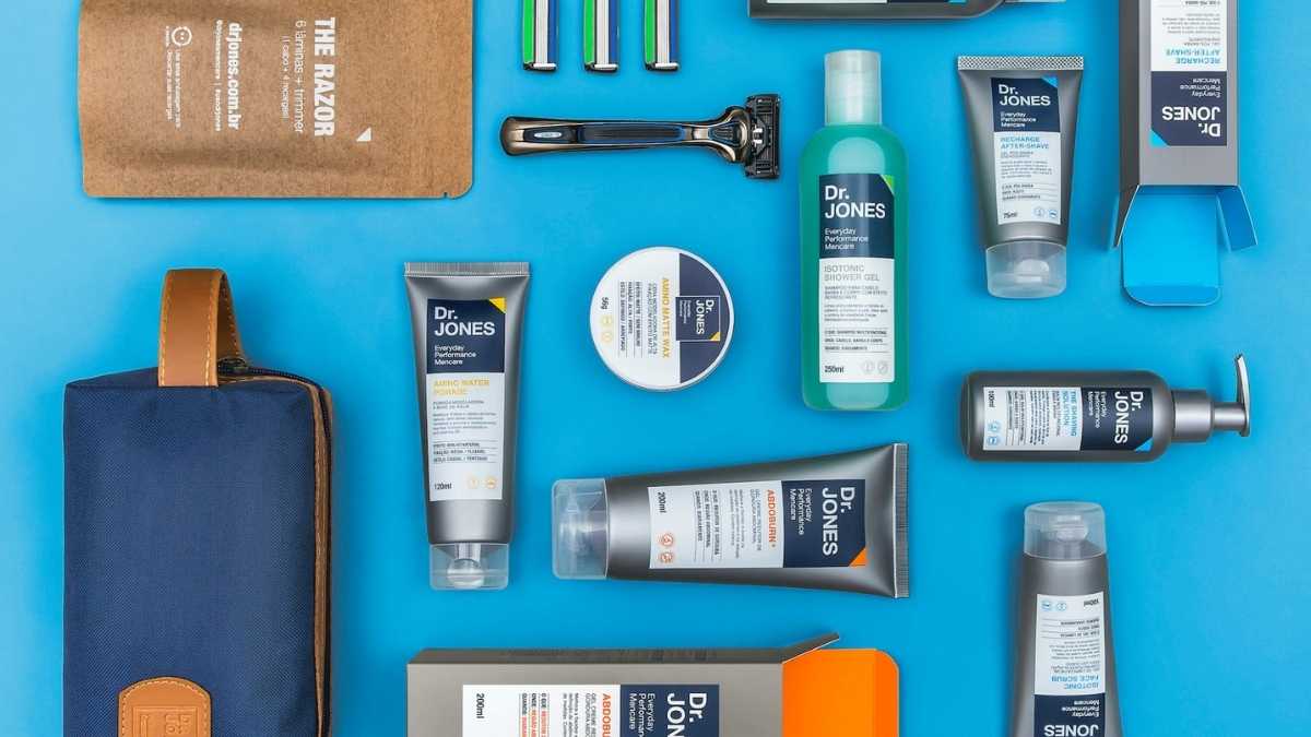 Produtos de higiene e beleza da marca Dr Jones com fundo azul - Startups