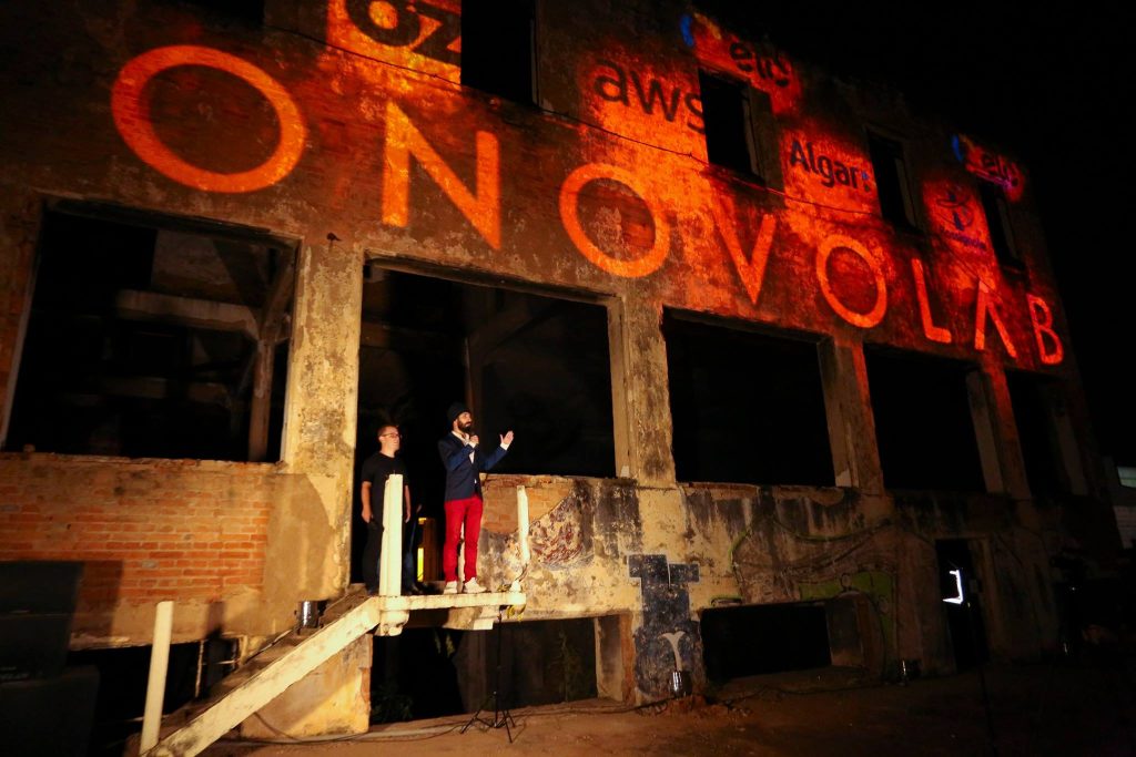 Fundadores do Onovolab, nas ruínas que deram origem ao centro de São Carlos. Onovolab | Startups