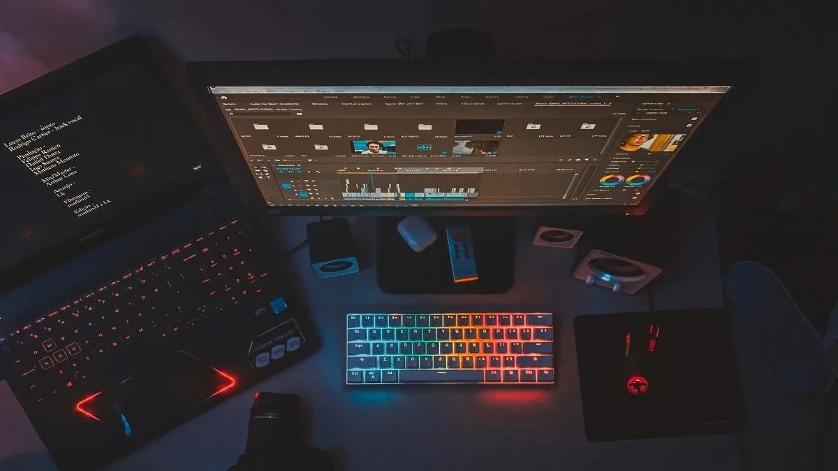 Teclados e mouse iluminados com uma tela de computador ligada - Startups