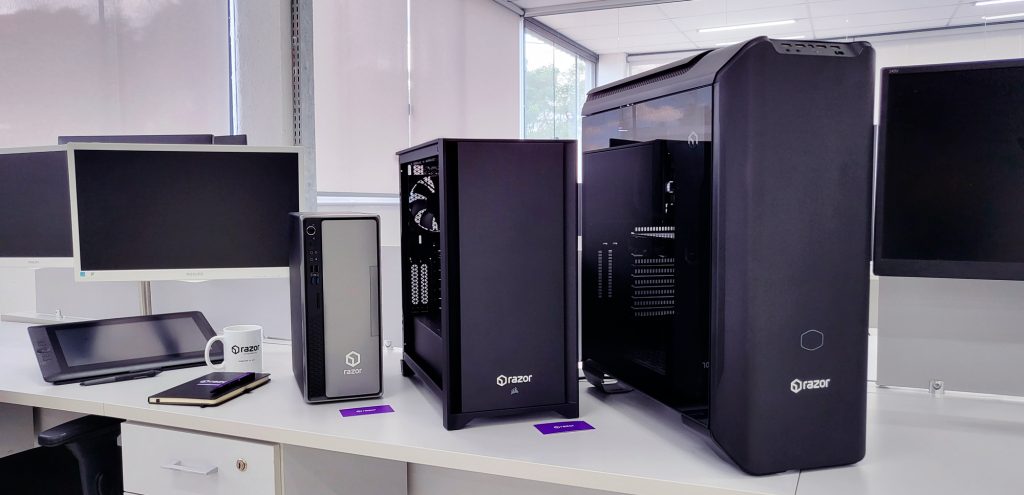 Torres de computadores de alta performance da marca Razor em cima da mesa - Startups
