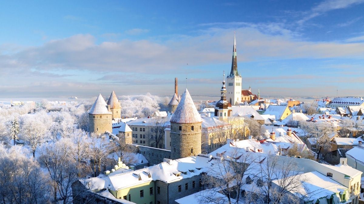 Casas sob a neve em Tallinn na Estônia - Startups