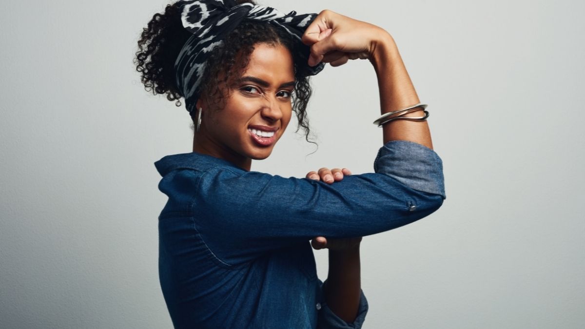 Foto de uma mulher com o braço dobrado e a mão na cabeça - Startups