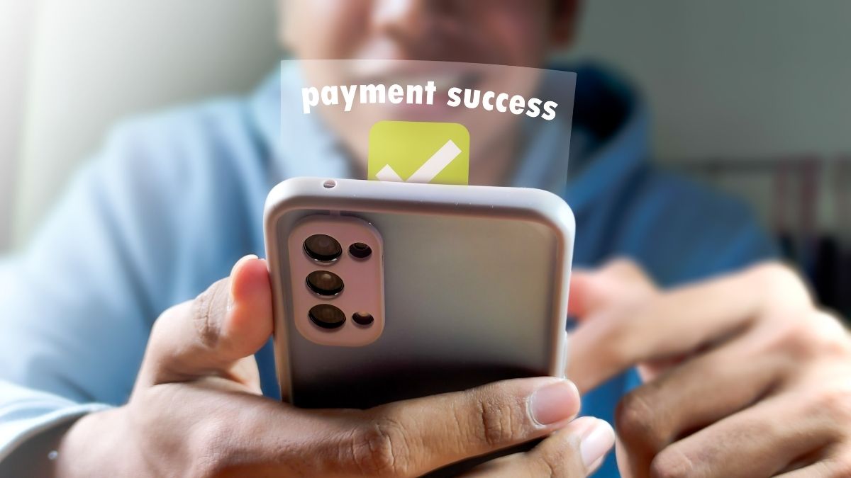 Uma pessoa segurando um celular com o escrito payment success - Startups