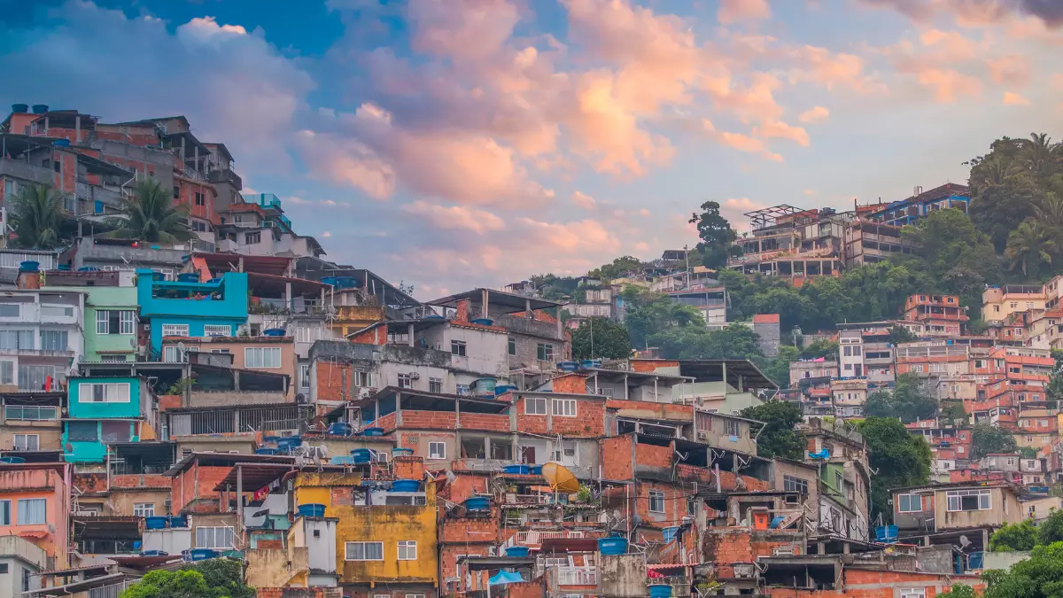 Foto de um favela com casas sobre um morro - Startups