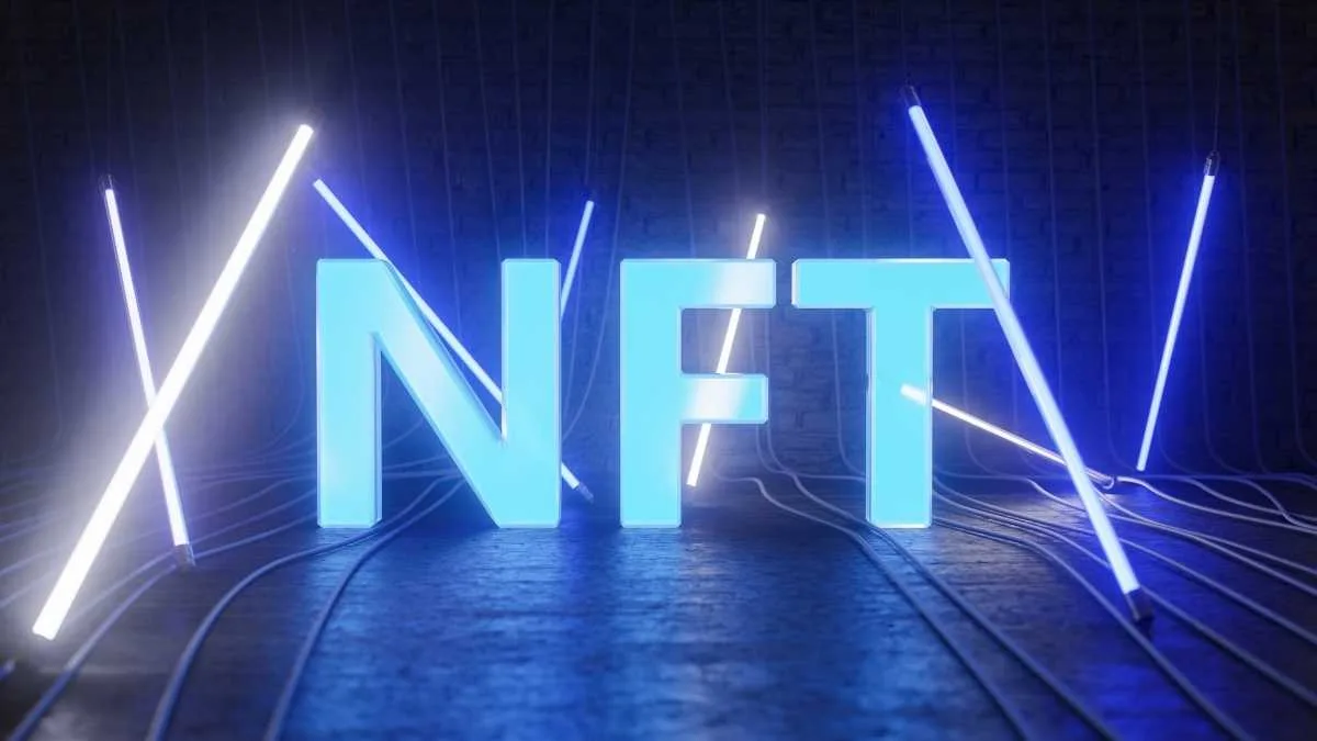 Letras NFT em neon na cor azul claro - Startups