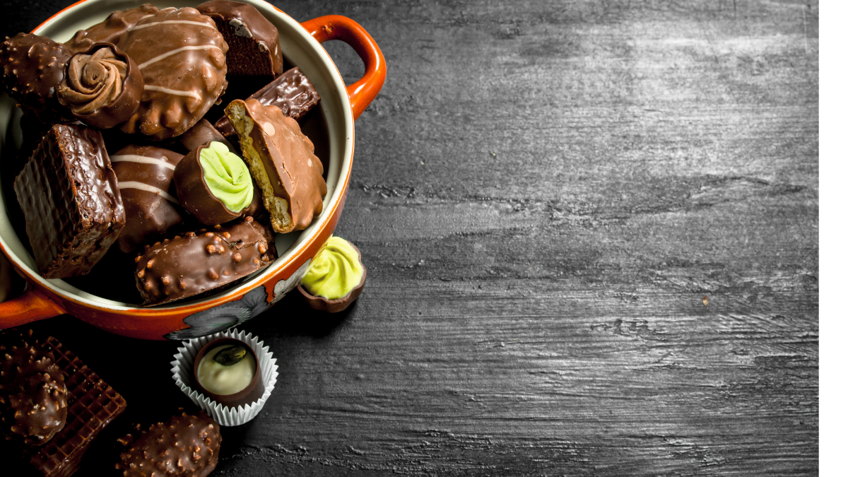Imagem de chocolates e doces dentro de um recipiente sobre uma mesa - Startups