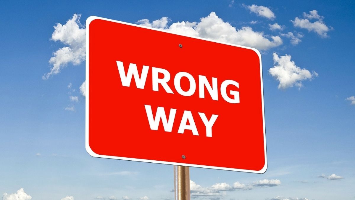 Placa vermelha com o escrito “Wrong Way” - Startups