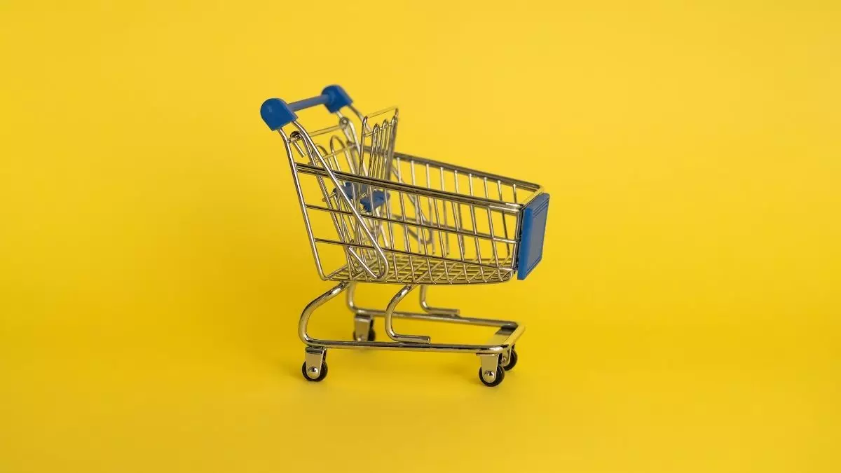 Carrinho de supermercado com um fundo amarelo - Startups