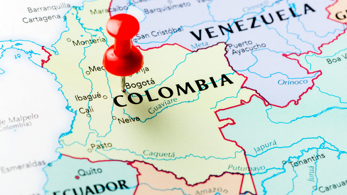 Imagem de um marcador de mapa mundi em cima da colômbia - Startups