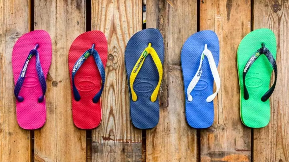 Chinelos da marca Havaiana sobre madeiras - Startups