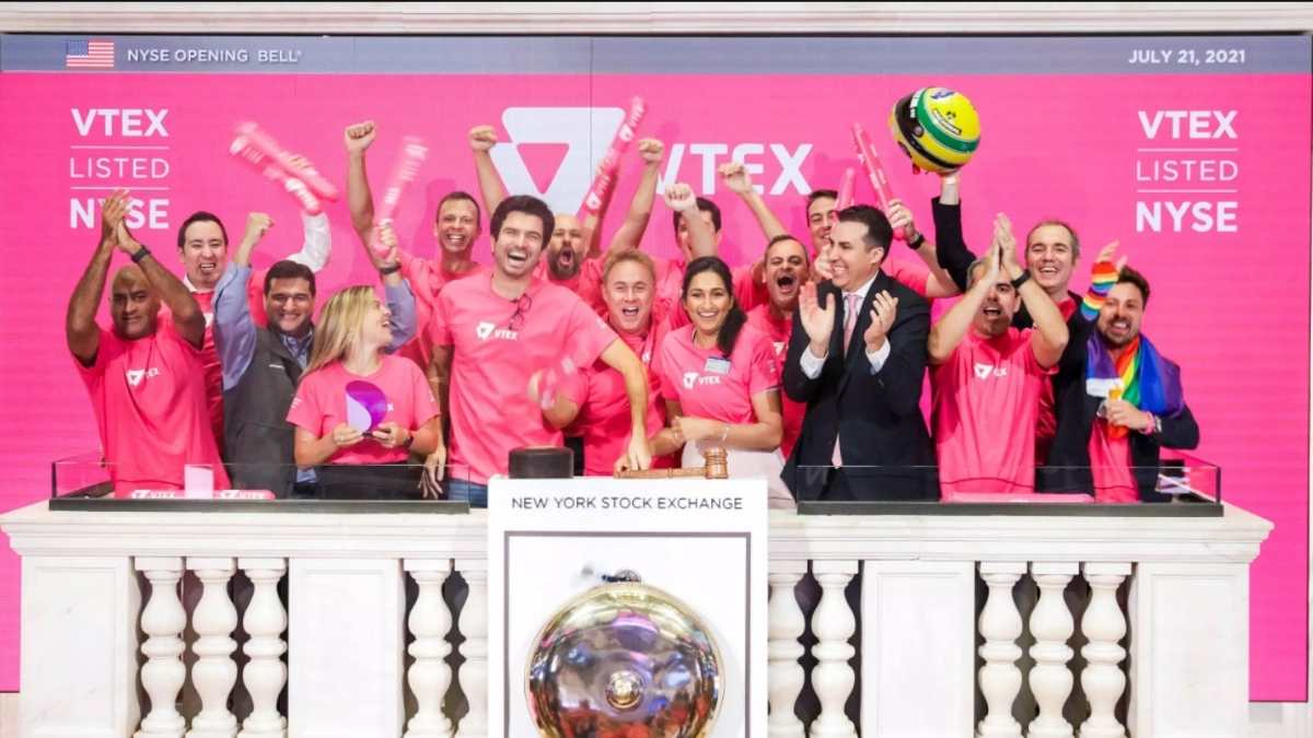 Foto de várias pessoas vestindo camisetas rosas, festejando o IPO da VTEX na bolsa de New York - Startups