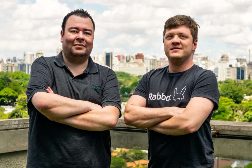 Foto de Bruno Pelikan, cofundador e CEO da Rabbot, e o outro cofundador da logtech, Julio Herrera - Startups