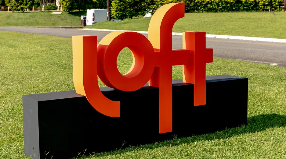 Logo da Loft em um gramado - Startups