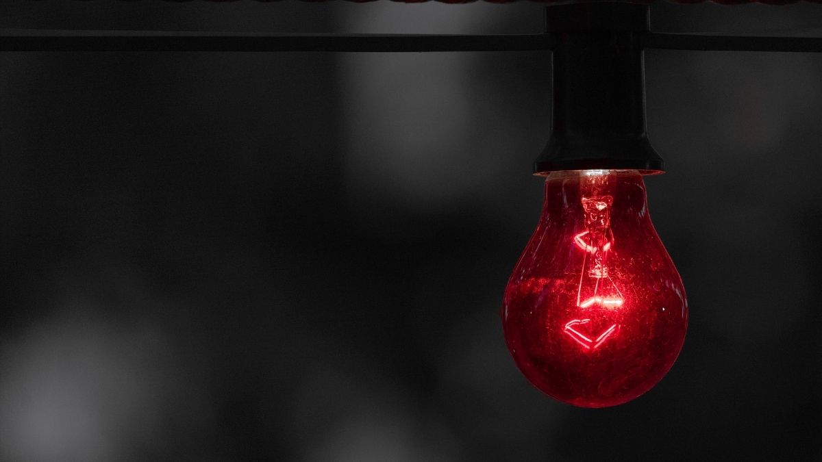Lâmpada de cor vermelha acesa - Startups