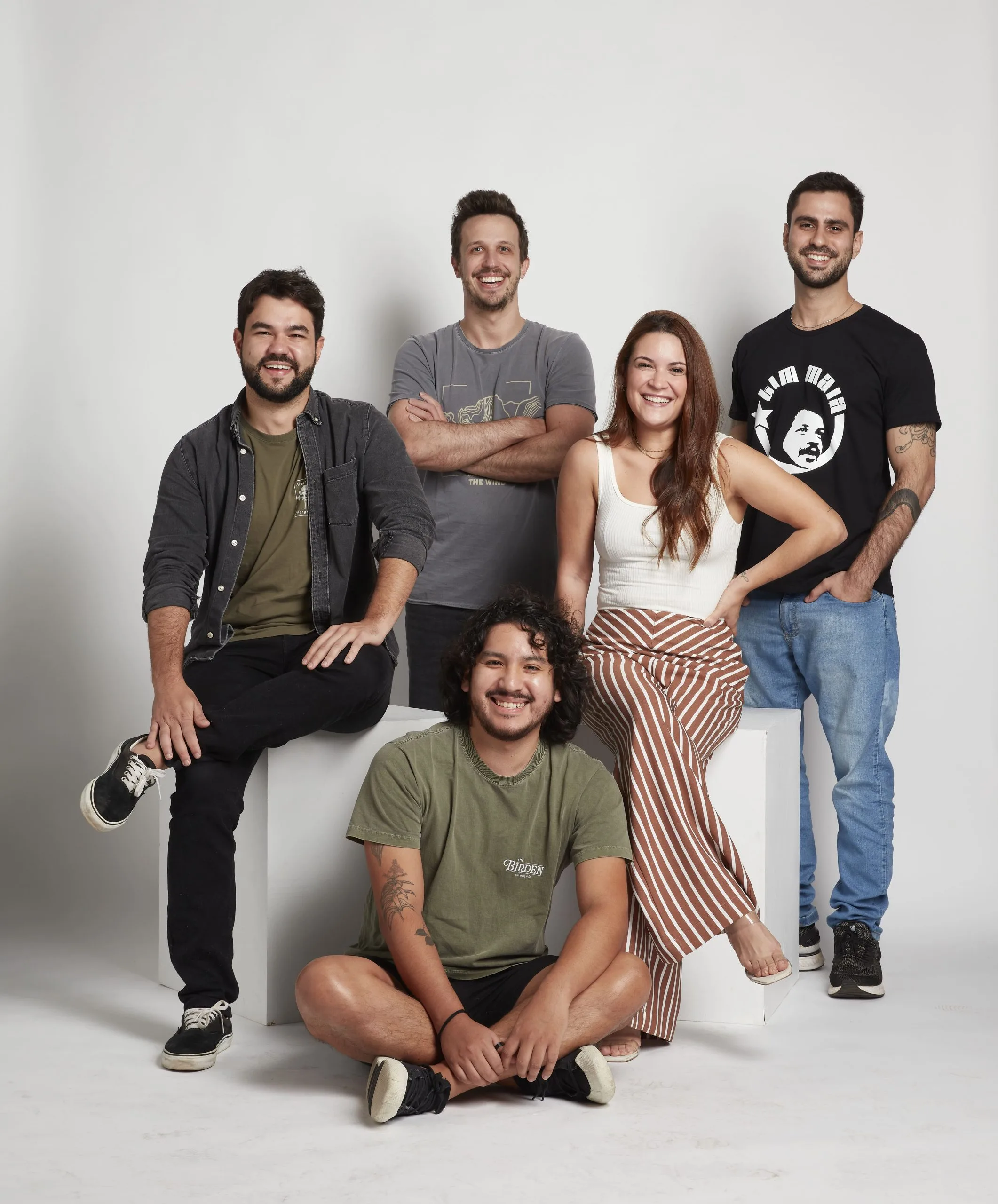 Os fundadores da Clicampo: Victor Bernardino (à esquerda), José Miguel Noblecilla (sentado no chão), Bruno Mengatti (no centro, em pé), Luiza Batista e Yuri Janotti (à direita)