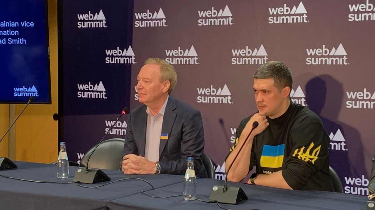 Brad Smith, presidente da Microsoft (à esq.), e Mykhailo Fedorov, vice-primeiro-ministro e ministro de transformação digital da Ucrânia