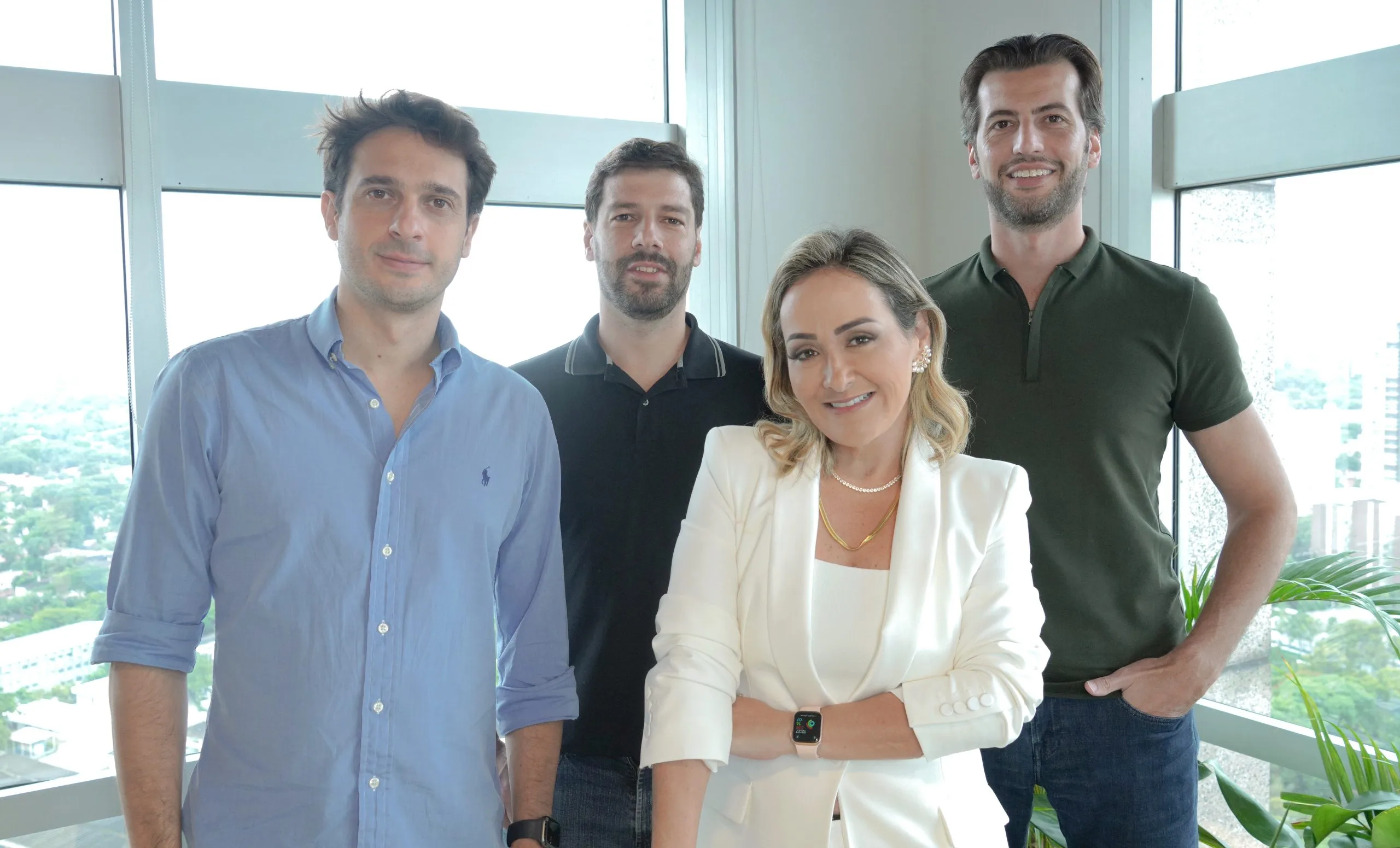 Rafael Martins, diretor de Novos Negócios (camiseta azul)
Fernanda Verdolin, fundadora Workalove (camiseta branca)
Rafael Baddini, CPO (camiseta preta)
Carlos Furlan, CEO (camiseta verde)