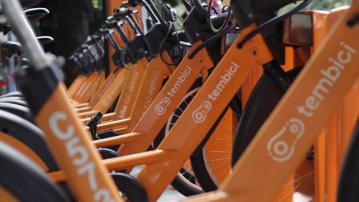 Uber e Tembici fecham parceria para promover viagens de bike