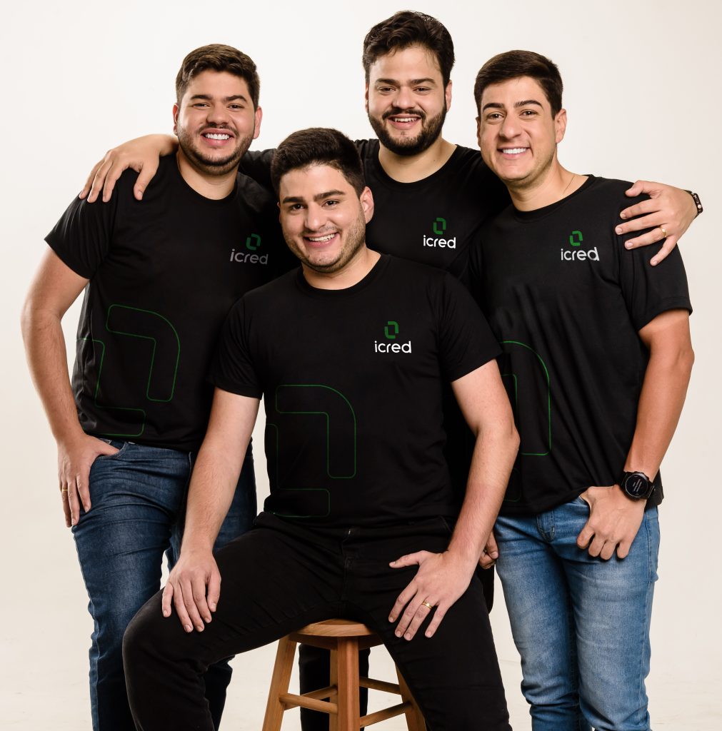 Os cofundadores da iCred: Túlio Matos (sentado), Júlio (à esq), Thiago e Pedro (Foto: Divulgação)