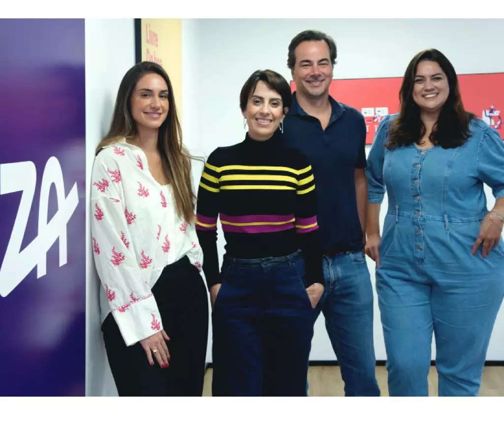 Fundadores da IZA: Amanda Nespatti, Amanda Senedesi, Gabriel Charbonnieres e Viviane Pontes