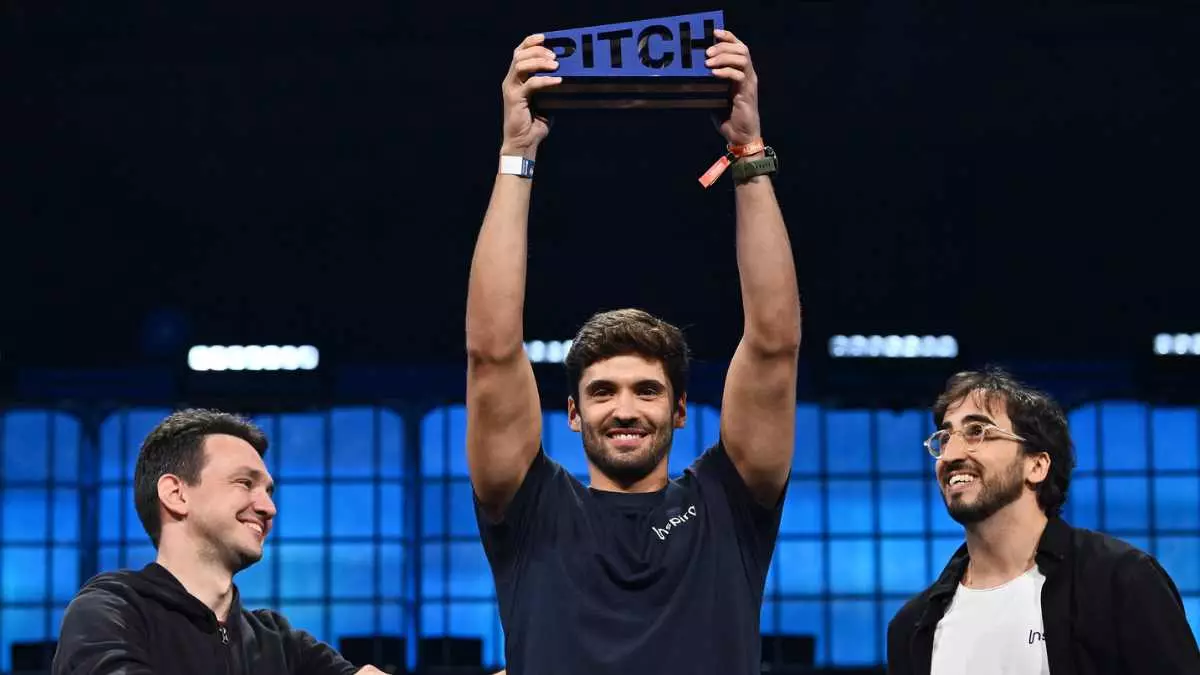 Henrique Ferreira, cofounder da Inspira, ao centro, recebendo o prêmio do Pitch no Web Summit