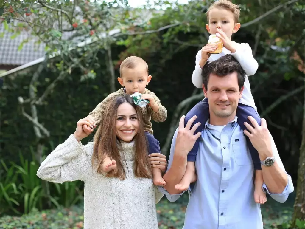 Os fundadores da Papapá, Paula e Leonardo Afonso, com os filhos (Foto: Divulgação)