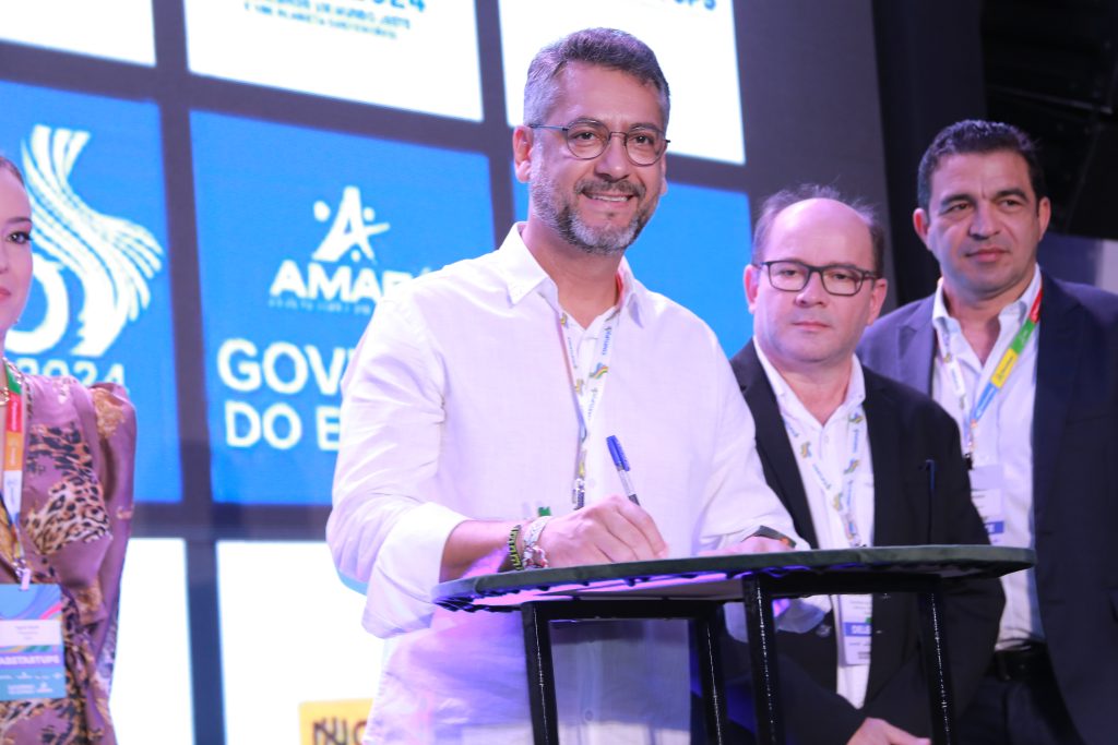 Governador do Amapá, Clécio Nunes, assina termo de investimento em startups locais (Crédito: divulgação).
