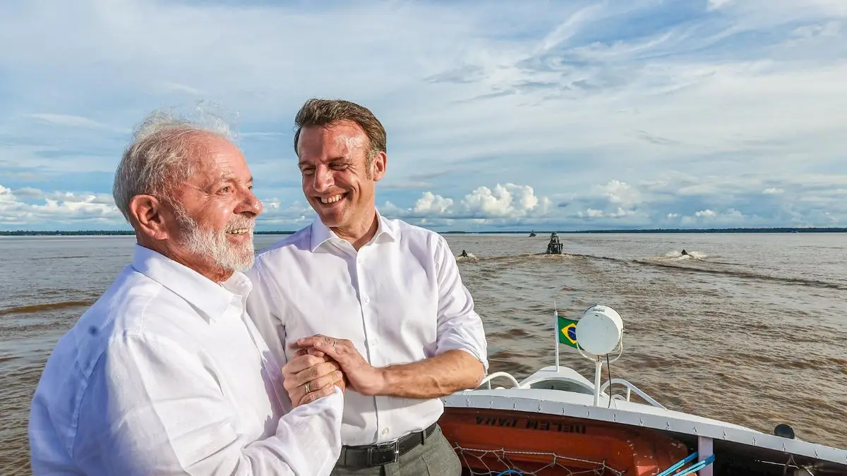 O Presidente Lula e O presidente da França, Emmanuel Macron, a caminho da Ilha do Combu - Belém - PA . Foto: Ricardo Sruckert/PR